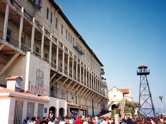 Alcatraz_Tourists